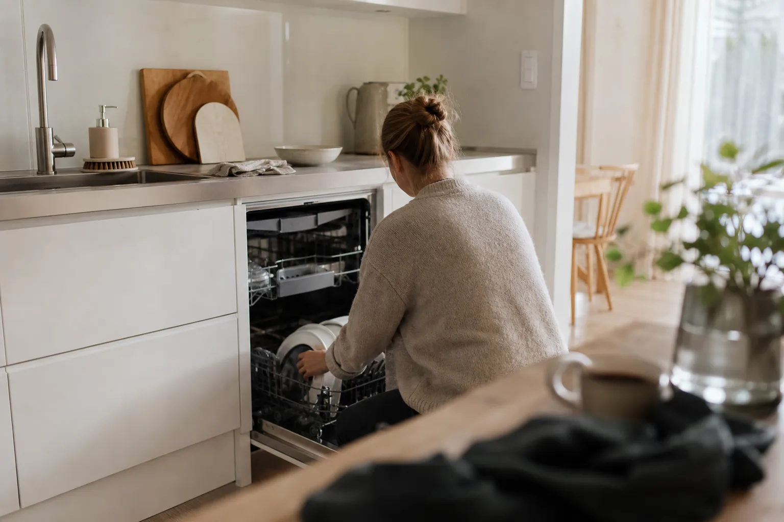 Tystgående diskmaskin i öppet svenskt kök