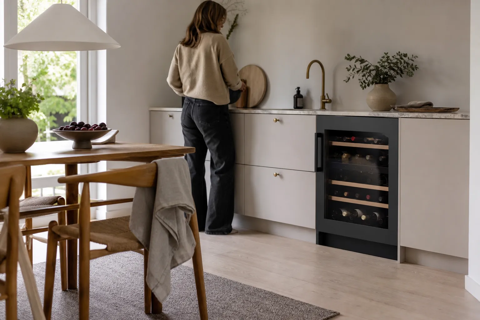 Tyst vinkyl i ett vardagsrum