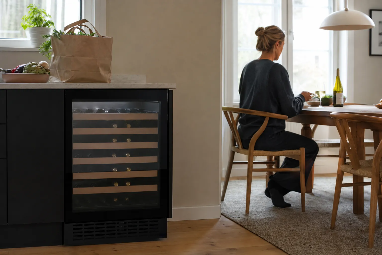 Vinkyl i ett ljust skandinaviskt kök